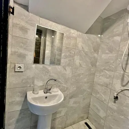 아파트 Cozy Midtown Flat In T1 안탈리아